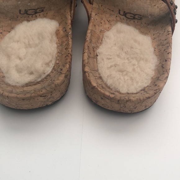 Uggs Deitra camel brown thong sandals with design - Picture 3 of 7